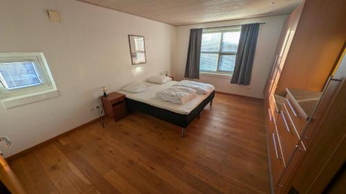 Camera piccola con letto e 2 finestre di Villa Henneby a Henne