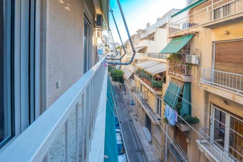 Colorful Koukaki Apartment Near the Acropolis