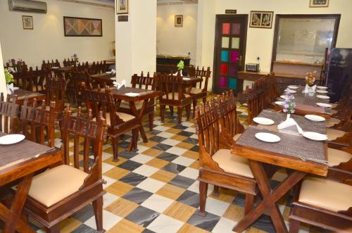 Un restaurante o sitio para comer en Rajputana Haveli - Jaipur
