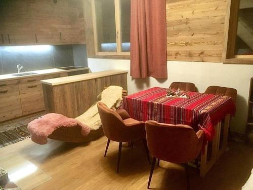 una cucina con tavolo, alcune sedie e lavandino di Vieux Zinal a Zinal