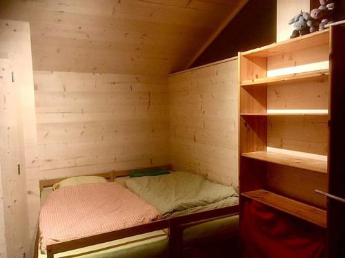 Piccola camera con letto su una parete in legno. di Vieux Zinal a Zinal