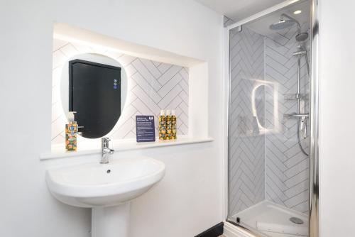 Et badeværelse på Lanreath Cottage 3 bedroom with Hot Tub