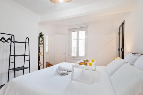 En eller flere senge i et værelse på Prestige Cathedral Renovated T3 Downtown