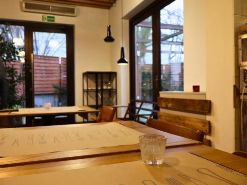 ein Speisesaal mit einem Tisch, auf dem eine Speisekarte liegt in der Unterkunft Rzymskie wakacje in Oppeln