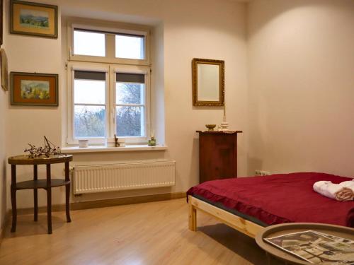 ein Schlafzimmer mit einem Bett und einem Tisch und einem Fenster in der Unterkunft Rzymskie wakacje in Oppeln