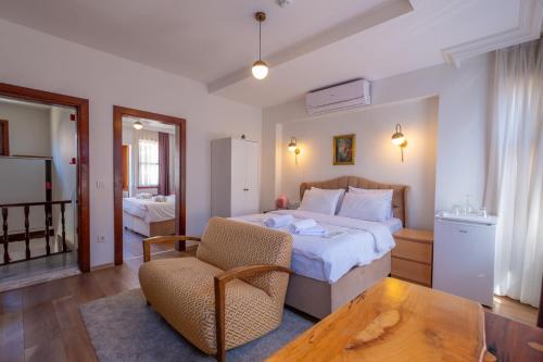een slaapkamer met een bed, een stoel en een tafel bij Istanbul Hotelsophia in Istanbul