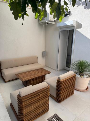 Maison Massilia Duclaux في مارسيليا: غرفة معيشة مع أريكة وطاولة وكراسي