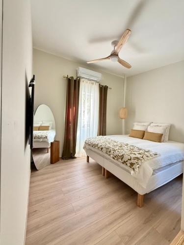 a bedroom with a bed and a ceiling fan at Maison Massilia Duclaux in Marseille