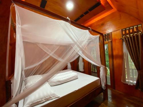 En eller flere senge i et værelse på Batu Katak Jungle River