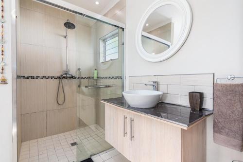 Et badeværelse på Entire large 1 bedroom very private with parking