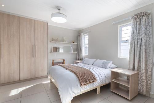 En eller flere senge i et værelse på Entire large 1 bedroom very private with parking