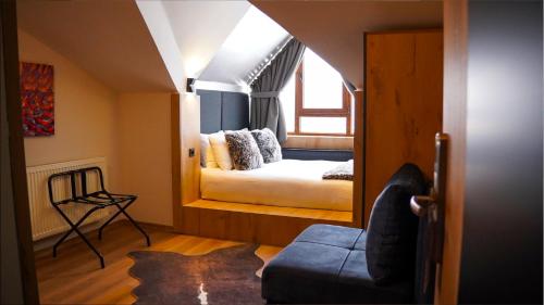 una piccola stanza con un letto e una finestra di Kaf Mount Erciyes a Hacılar