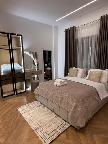 Giường trong phòng chung tại Murati Lake View Hotel