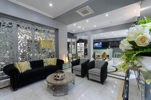 a living room with couches and a table at Hotel Avenida Park in Lisbon