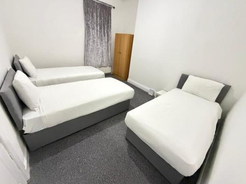 En eller flere senge i et værelse på Numero Uno Budget Stays 4BR for Workers & Groups