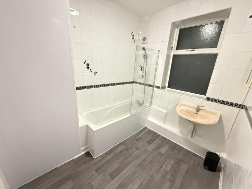 Et badeværelse på Numero Uno Budget Stays 4BR for Workers & Groups