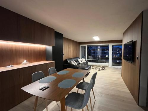 een eetkamer met een tafel en stoelen in een kamer bij Mountain Loft - DuLac 33 in St. Moritz