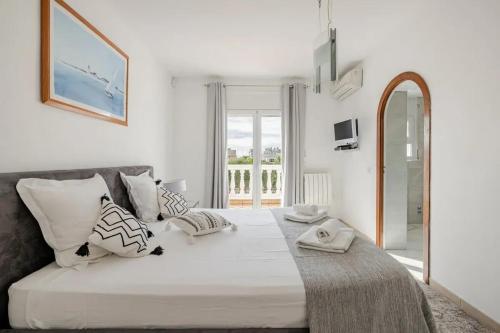 En eller flere senge i et værelse på Welcoming villa in Empuriabrava with private pool