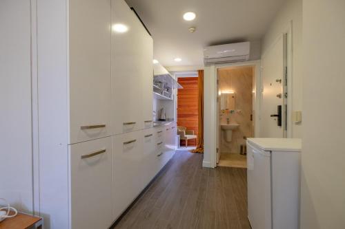 een witte keuken met witte kasten en een badkamer bij Istanbul Hotelsophia in Istanbul