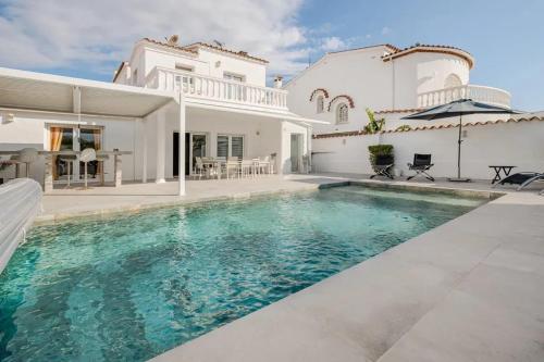 Welcoming villa in Empuriabrava with private pool