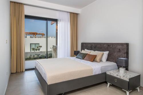 En eller flere senge i et værelse på G2-Mykonos 2 bdr Apartment Close to the Sea