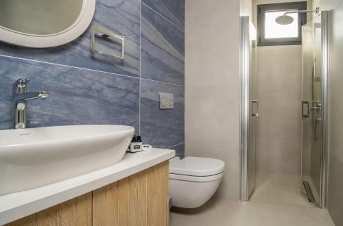 Et badeværelse på G2-Mykonos 2 bdr Apartment Close to the Sea