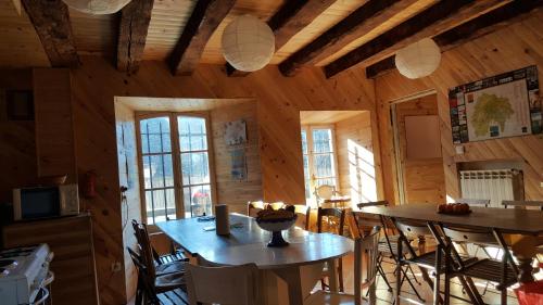 - une salle à manger avec des tables et des chaises dans une cabine dans l'établissement Relais des castors, à Murat