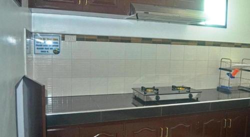 cocina con fogones en la encimera en Mayon Backpackers Hostel, en Bariw