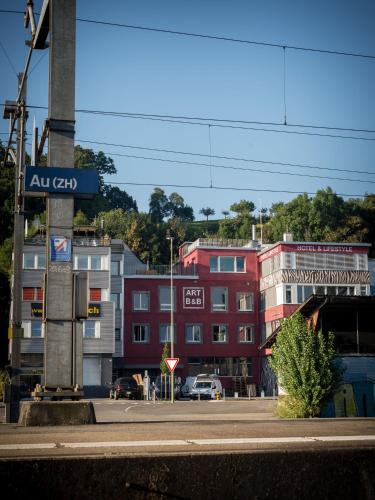 a street sign in front of a building at No1 Art B&B in Au