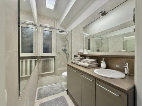 Ένα μπάνιο στο Lakeviewcabin - Apartment With Lake View