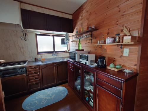 Η κουζίνα ή μικρή κουζίνα στο 戸隠の自然に佇む 小さな一棟貸しコテージ Private Tiny Cottage in the Nature of Togakushi Breath in Earth