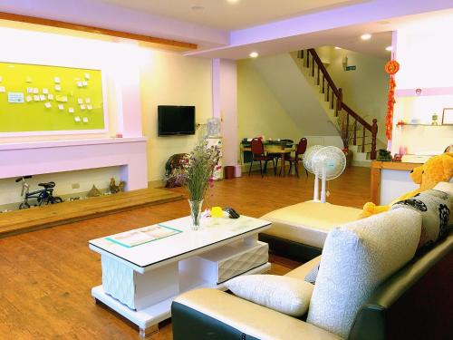 a living room with a couch and a table at Ai Yin B&B in Hualien City