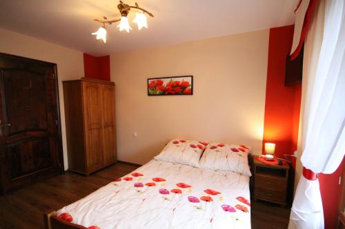 a bedroom with a bed with flowers on it at U Repy in Bańska