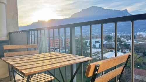 En generel udsigt til bjerge eller udsigt til bjerge taget fra lejligheden