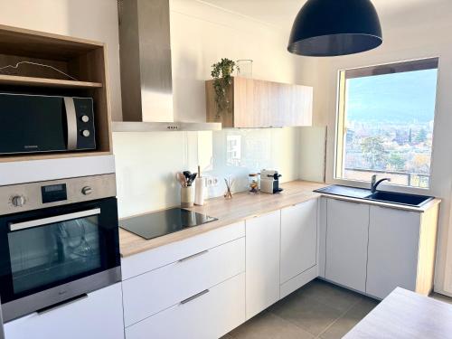 Køkken eller tekøkken på Le Belvédère - Vue Montagne & Garage