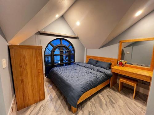 Postel nebo postele na pokoji v ubytování Chăn Ấm Đệm Êm Homestay