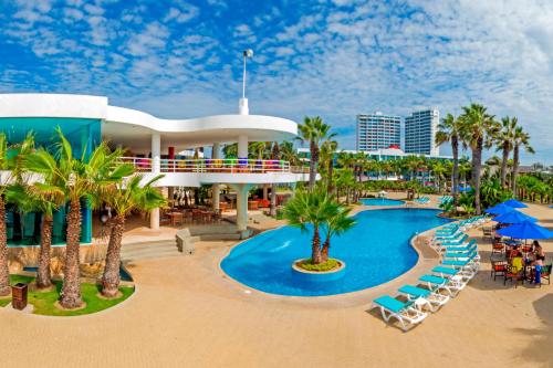 una vista aérea de un complejo con piscina en Royal Decameron Punta Centinela - All Inclusive, en Ballenita