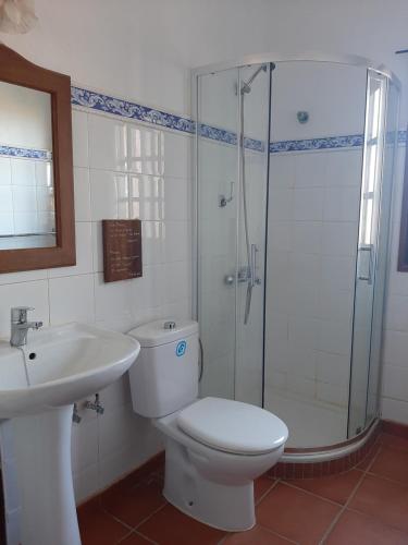 un bagno con wc, doccia e lavandino di Warung a Lajares