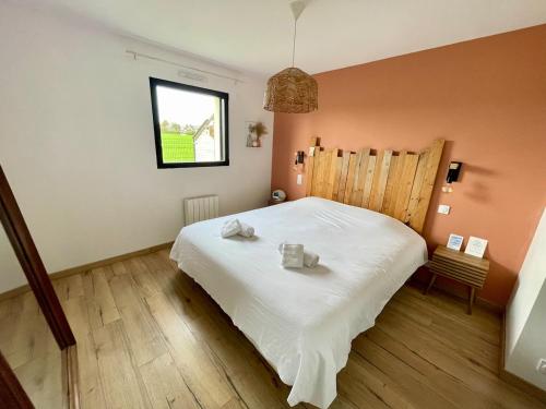 een slaapkamer met een bed met twee handdoeken erop bij La maison des Macareux - 5 min des plages in Lamballe Armor