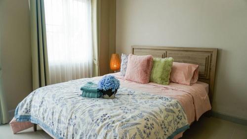 ein Schlafzimmer mit einem Bett in Rosa und Blau in der Unterkunft Donkaew minimalist townhouse in Ban Mae Sa Luang