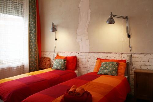 パドヴァにあるB&B Loft Padovaのベッド2台が隣同士に設置された部屋です。