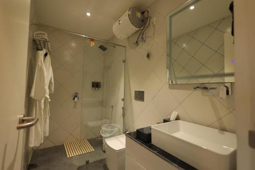 Koupelna v ubytování Terra Bliss Lake Bhimtal Resort And Spa