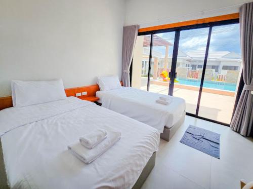 Giường trong phòng chung tại Viraka PoolVilla วิราคะ พูลวิลล่า