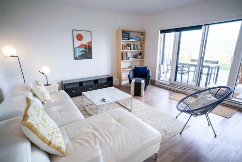 Ένα ή περισσότερα κρεβάτια σε δωμάτιο στο Elegant Condo with Baie-Saint-Paul