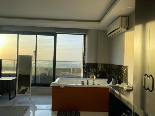 bagno con vasca e vista sull'oceano di Elite Marmara Bosphorus Çamlıca a Istanbul