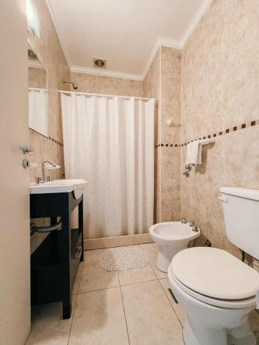 a bathroom with a toilet and a sink at Islas de Arena in Colón