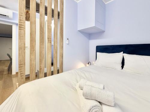 een slaapkamer met een groot wit bed met handdoeken erop bij Mario's Holiday House in Barcuzzi