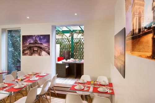 une salle à manger avec des tables rouges et des chaises blanches dans l'établissement Le Relais du Marais, à Paris