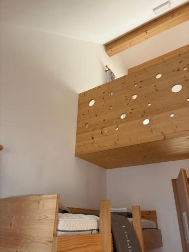 ein Zimmer mit Etagenbett und Holzdecke in der Unterkunft Koralpenhaus Schutzhaus in Goding