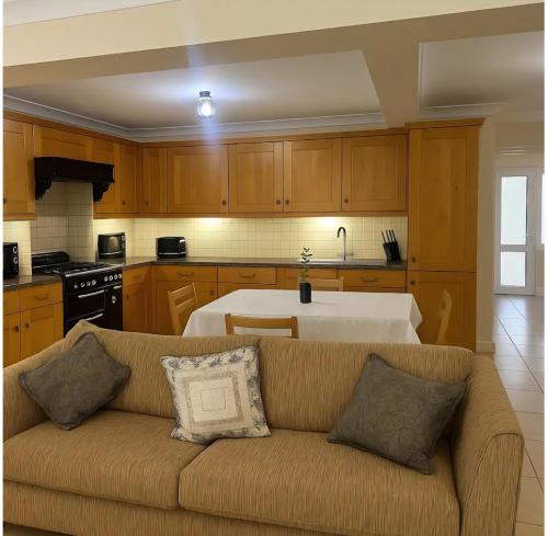 Kuchyň nebo kuchyňský kout v ubytování North London Holiday home, Driveway Parking, BBQ and Indoor Jacuzzi hot tub